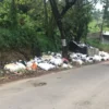 Tumpukan Sampah di Jalan Banyuresmi Timbulkan Bau Tak Sedap