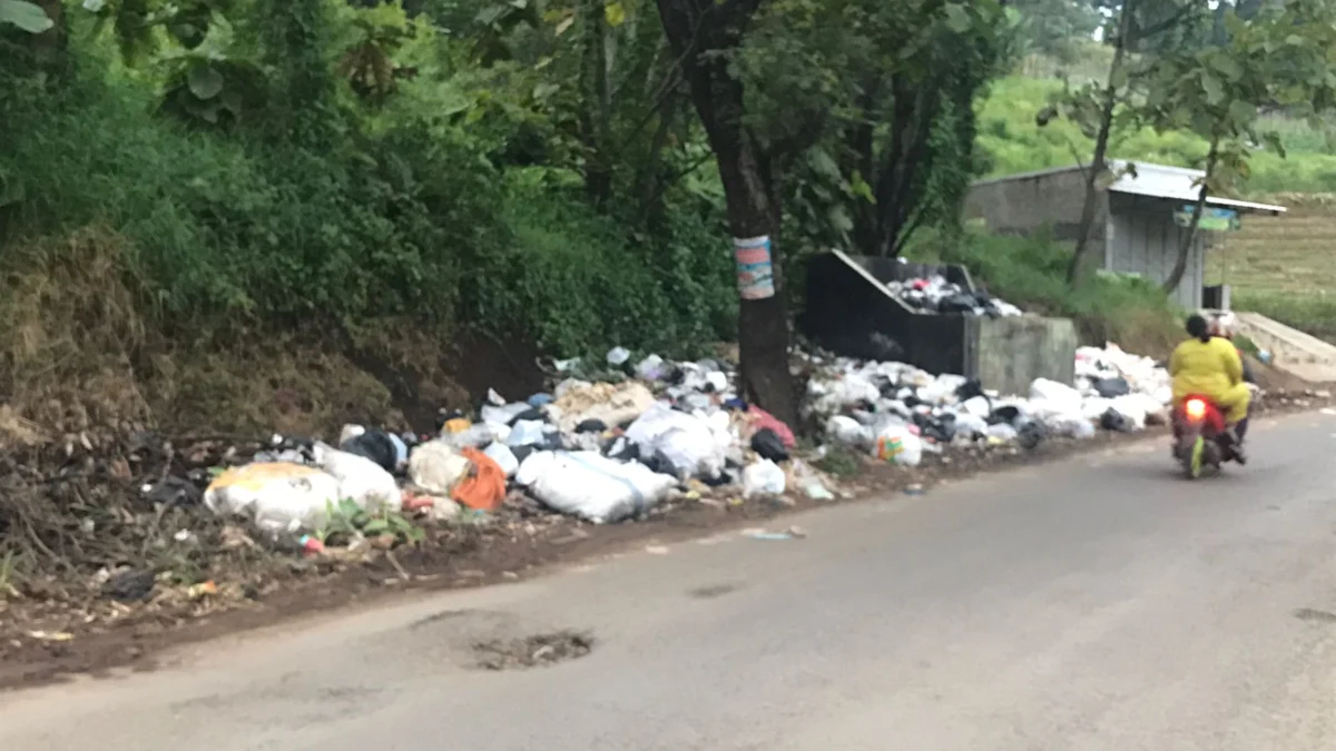 Tumpukan Sampah di Jalan Banyuresmi Timbulkan Bau Tak Sedap