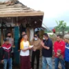 Yudha Anggota DPRD Garut Kunjungi Abah Endih, Korban Kebakaran di Wanaraja