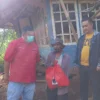 Rumah Warga Desa Lingkungpasir Miring Akibat Longsor, Anggota DPRD Garut Berikan Bantuan