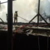 Pabrik Arang di Desa Mekarsari Cibatu Hangus Terbakar