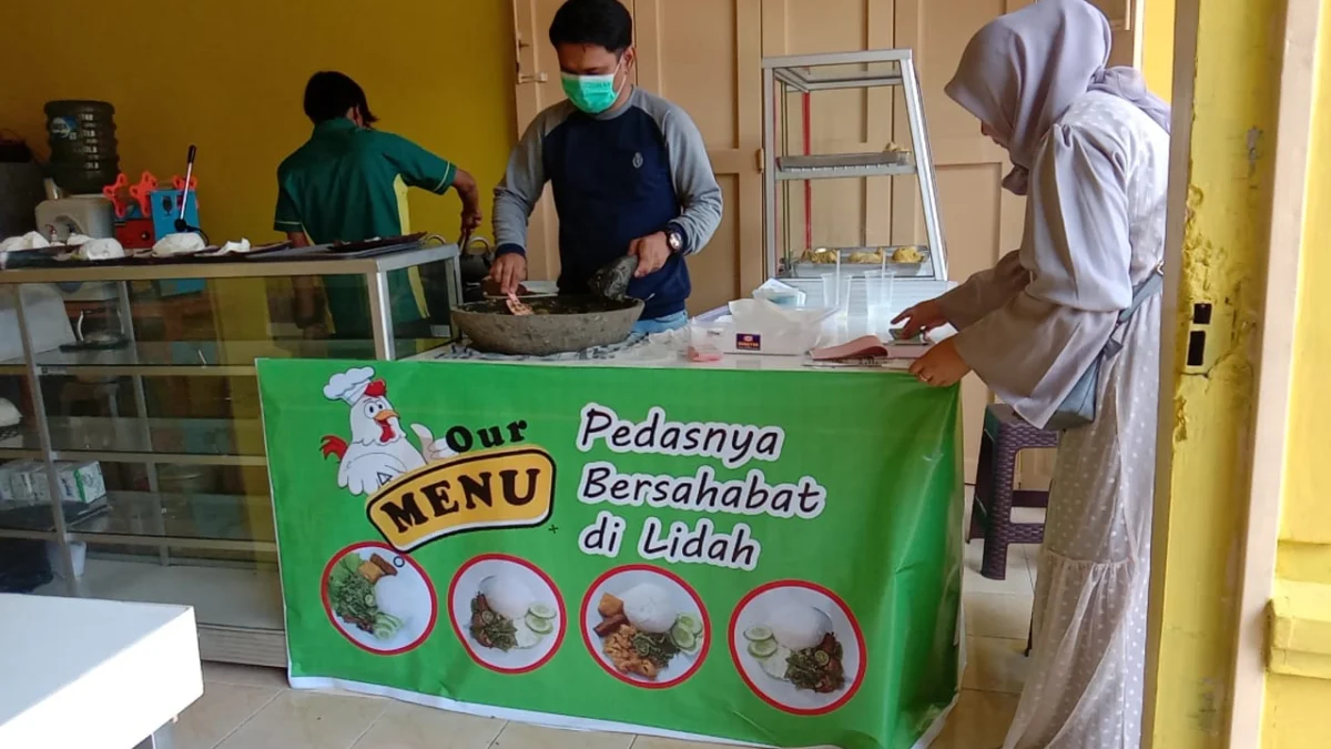 Ayam Penyet Brandal Bagikan Paket Makanan untuk Dhuafa