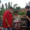 Anggota DPRD Garut Bantu Korban Kebakaran di Desa Pamulihan, Baru Ditinggal Suami Ditimpa Musibah