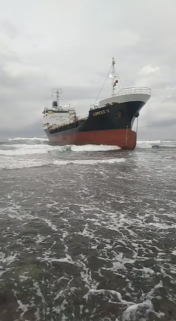 Kapal Edricko yang Terdampar di Laut Garut Belum Berhasil Dievakuasi
