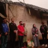 Rumah Lansia di Desa Cihurip Ambruk, DPC PDI Perjuangan Garut Sumbang Kayu