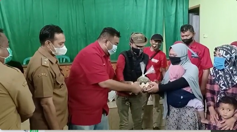 Anggota DPRD Garut Berikan Bantuan Telur dan Kacang Hijau Tangani Stunting di Desa Sukamurni