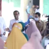 Ridwan Kamil Dampingi Jokowi Bagikan BLT dan Bantuan Modal Usaha Kepada Pedagang Pasar di Cirebon