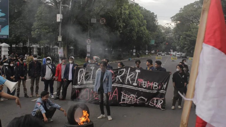 Ratusan Mahasiswa Unjuk Rasa Multi Krisis di Era Jokowi: Berduka Cita Atas Matinya Hati Nurani Pemerintah