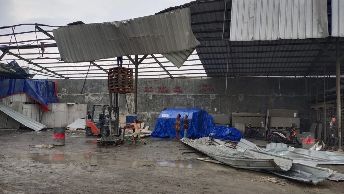 Dihantam Puting Beliung, Dua Atap Pabrik dan Rumah di Garut Rusak