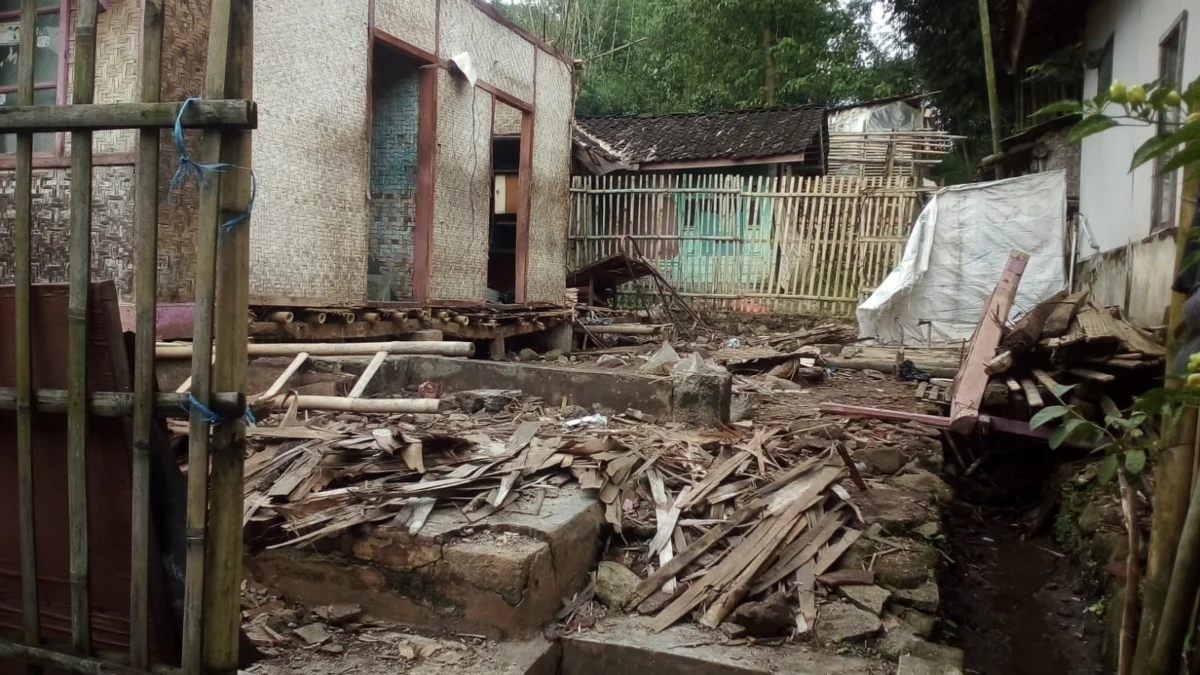 Warga Siap Swadaya Bangun Rumah Jompo di Desa Sindangsari yang Ambruk