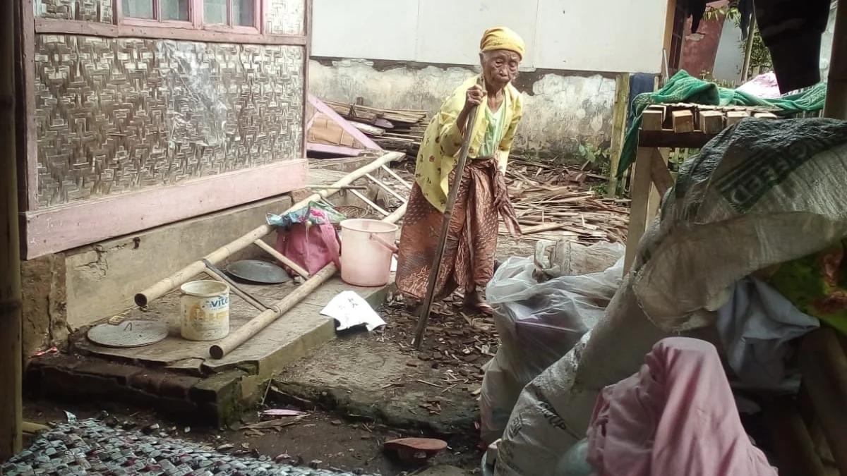 Emak Imik Berharap Rumahnya yang Ambruk Bisa Segera Diperbaiki