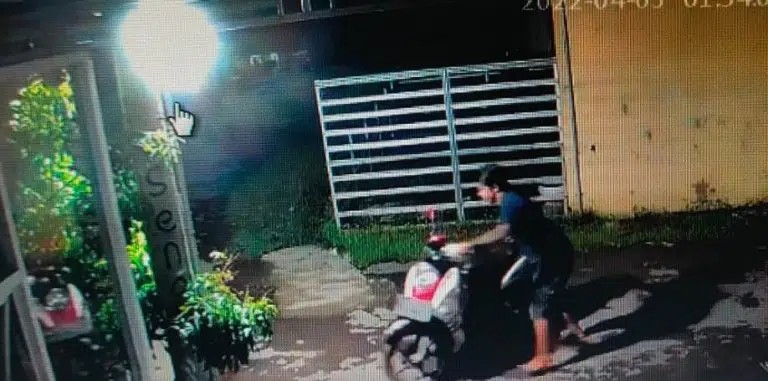 Pencurian Sepeda Motor di Komplek Perumahan, Wajah Pelaku Jelas Terekam CCTV