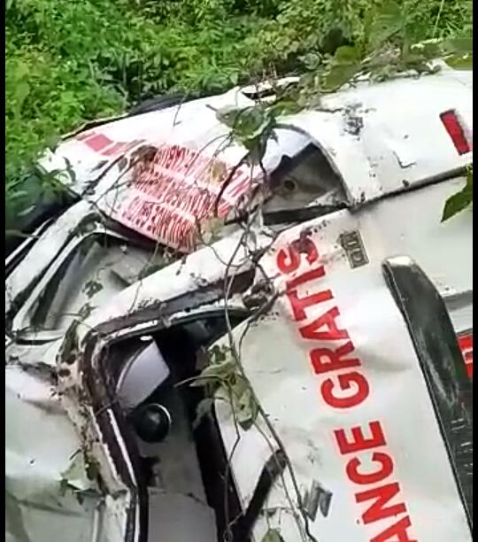 Tak Kuat Menanjak, Ambulance Terjun ke Jurang Sedalam 60 Meter