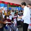 Serahkan BLT Minyak Goreng Secara Langsung, Jokowi: Ingat! Jangan Untuk Beli Pulsa HP