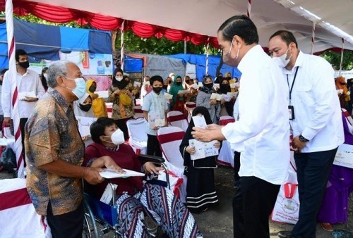 Serahkan BLT Minyak Goreng Secara Langsung, Jokowi: Ingat! Jangan Untuk Beli Pulsa HP