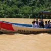 Ridwan Kamil Berikan Bantuan ‘Perahu Kemanusiaan’ untuk Antar Siswa Seberangi Sungai Berhabitat Buaya di Kabupaten Sukabumi
