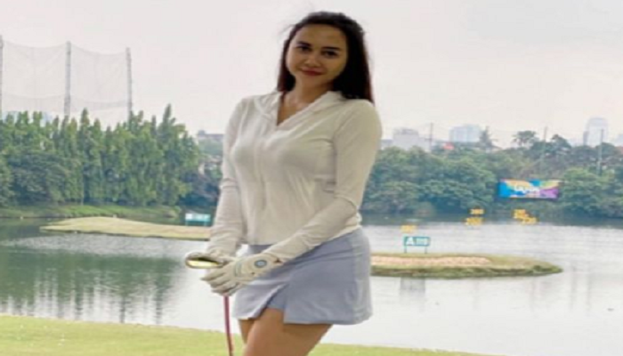 Aura Kasih Tampil Seksi Pakai Rok Mini Biru Muda saat Main Golf