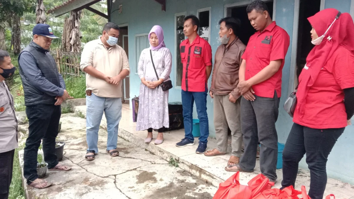 Yudha, Anggota DPRD Garut Bantu Korban Kebakaran di Desa Sukamurni Cilawu