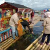 Kolaborasi DPRD Garut, Tagana, Baguna, dan BPBD Bersih-bersih Sampah di Situ Bagendit