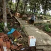 Dudung Warga Leuwigoong Tiap Lebaran Jaga Kotak Amal untuk Perbaikan Jalan