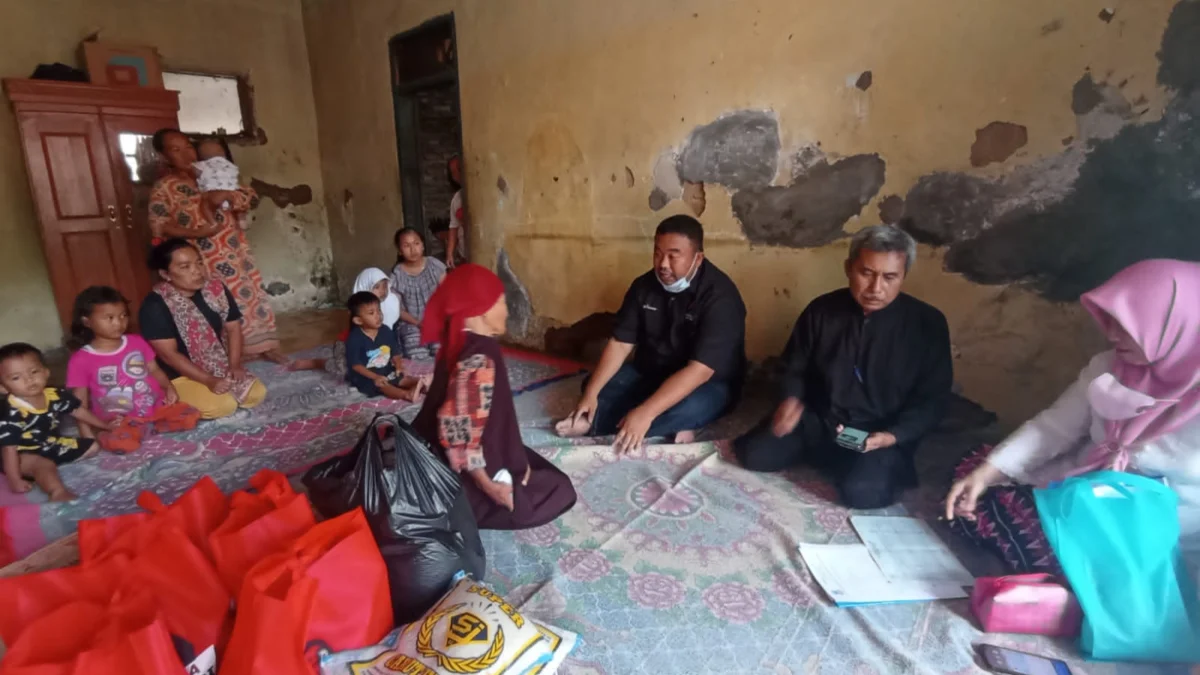 Yudha, Anggota DPRD Garut Bantu Mak Ocin Lansia Miskin yang Belum Masuk DTKS di Kadungora