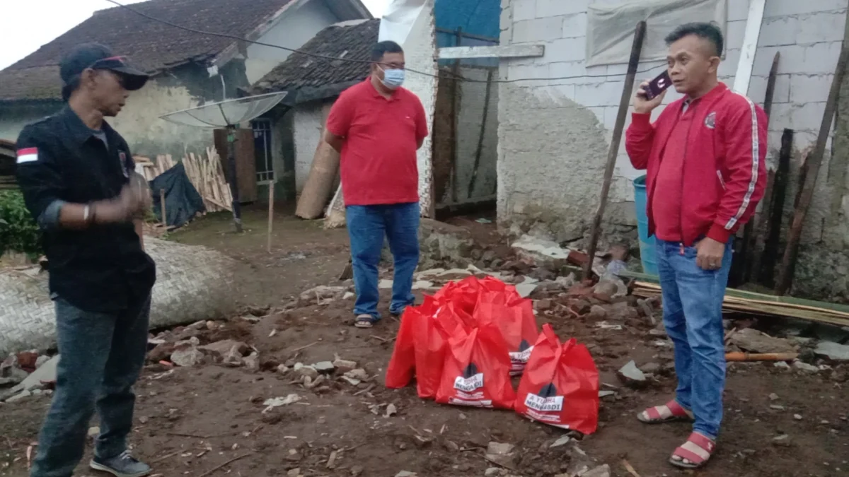Yudha, Legislator Garut Beri Bantuan Korban Angin Puting Beliung di Desa Sukatani, Rumahnya Runtuh