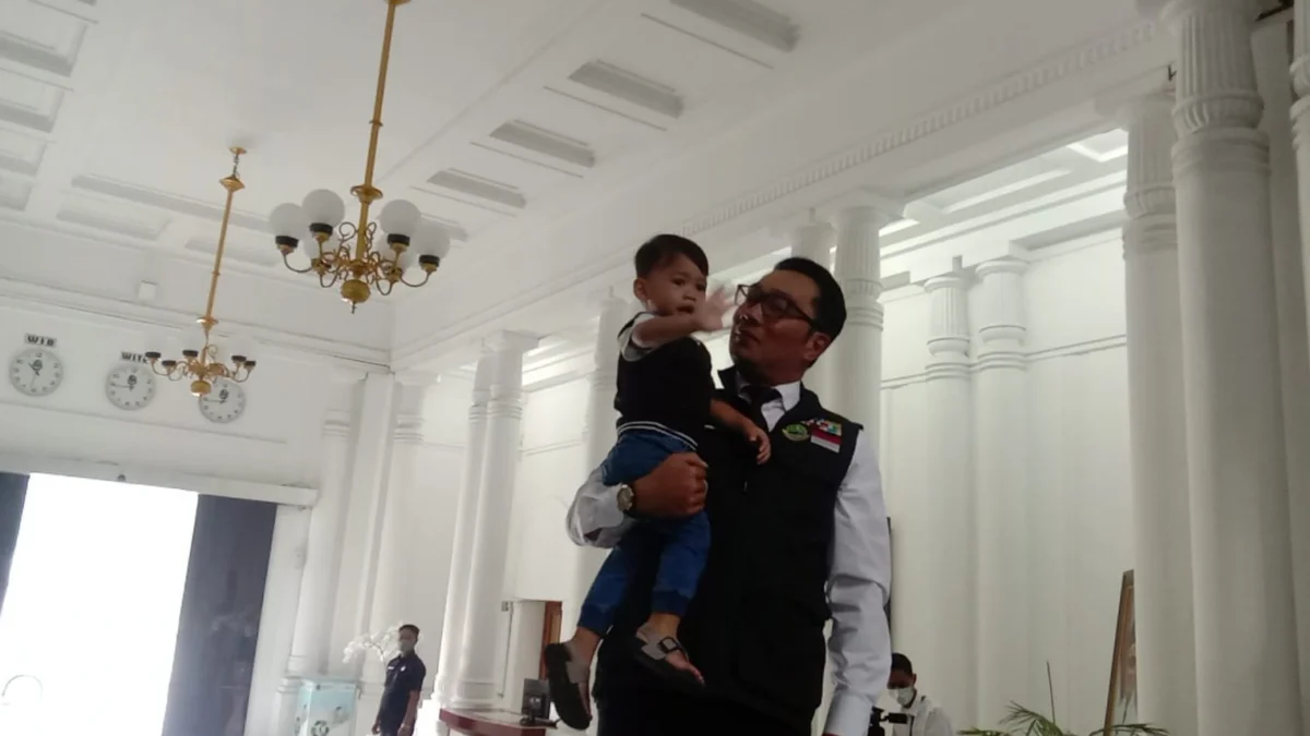 Hari Pertama di Gedung Sate, Ridwan Kamil Gendong Arkana Kemudian Pimpin Rapat
