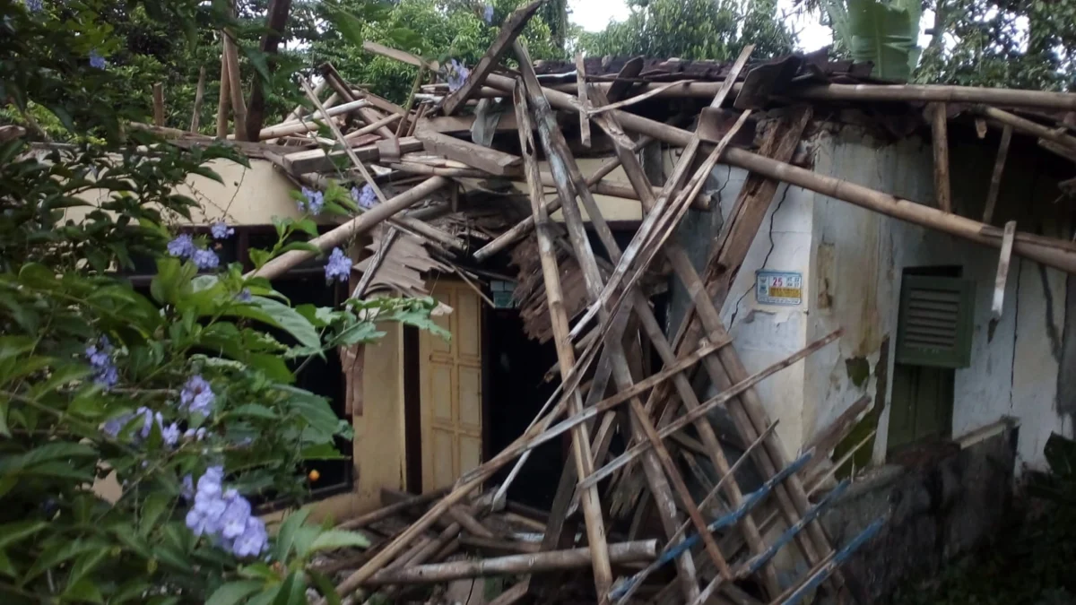 Dibiarkan Kosong, Rumah Warga Desa Cibatu Ambruk