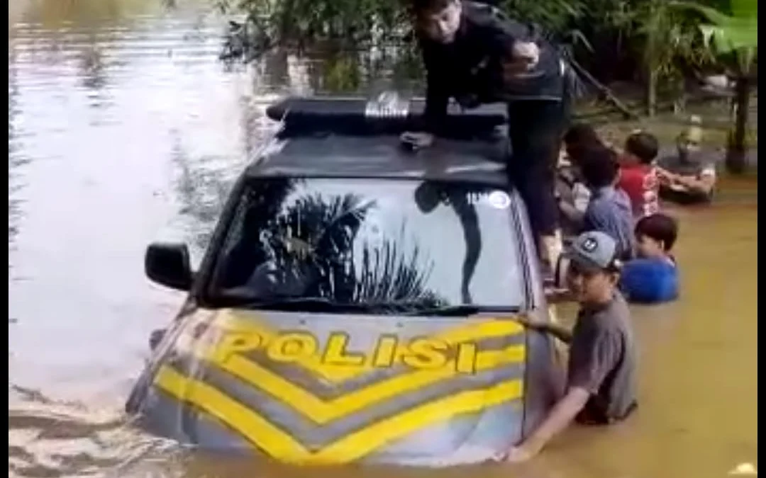 Mobil Patroli Polsek Sukaresik Terjebak Banjir di Kampung Bojongsoban
