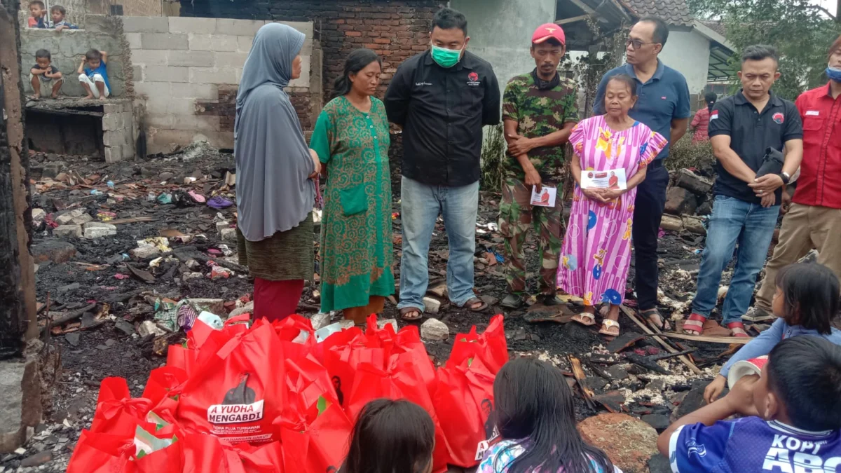 Yudha, Anggota DPRD Garut Kunjungi 4 Keluarga Korban Kebakaran di Desa Cibiuk Kaler