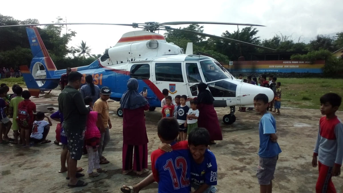 Warga Desa Leuwigoong Berselfie Ria Dekat Helikopter yang Mendarat di Lapang Jamaras