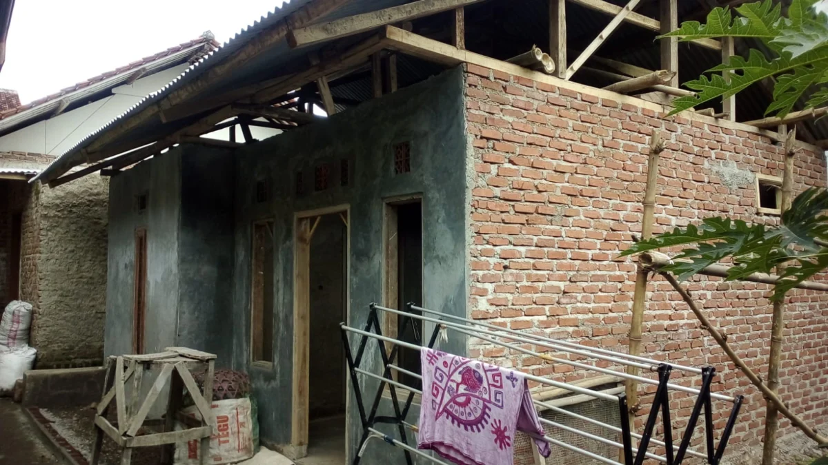 Tak Layak Huni, Rumah Bejo di Desa Cibiuk Kidul Dibangun Secara Swadaya