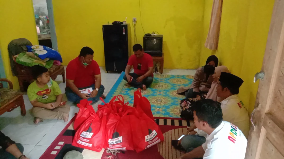 2 Anggota DPRD Garut dari PDI Perjuangan Mengunjungi Korban Kebakaran di Desa Cintaasih
