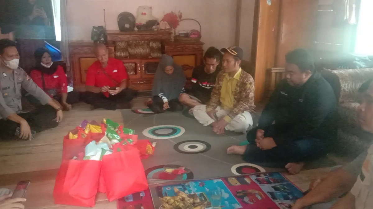 Anggota DPRD Garut Menengok Siti Khoeriyah Korban Kebakaran di Desa Neglasari