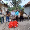 Yudha, Anggota DPRD Garut Kunjungi Sahrudin Korban Kebakaran di Desa Cibunar
