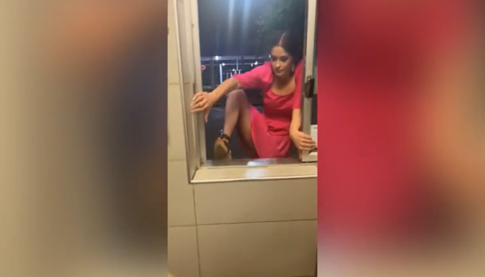 Video Viral! Aksi Nekat Wanita Mendadak Lompat Masuk Lewat Jendela Drive Thru!