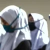 Akibat Kasus Pemaksaan Jilbab ke Siswi, Kepala Sekolah dan 3 Guru Dibebastugaskan!