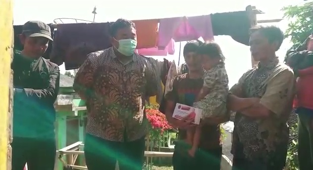 Yudha, Anggota DPRD Garut Kunjungi Nurdin Tukang Rongsok yang Alami Kebakaran di Desa Sindangsari