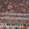 Suporter Bayern Munich Bentangkan Spanduk Protes Atas Kematian Ratu Elizabeth II