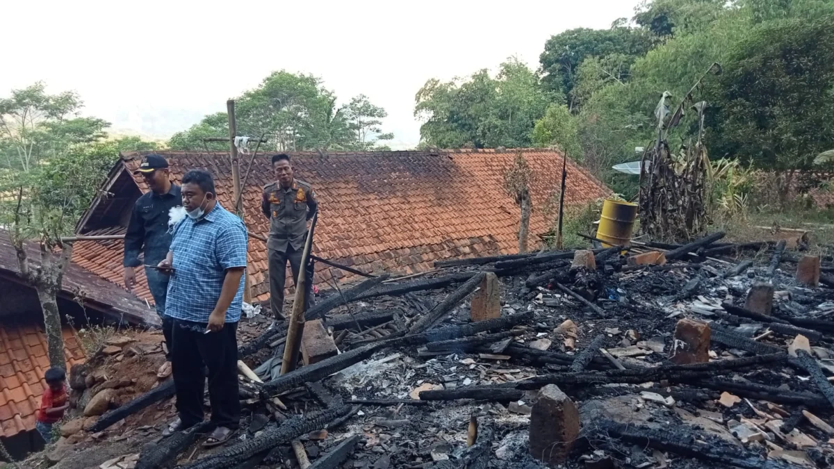Sepulang Kunker, Yudha Anggota DPRD Garut Kunjungi Korban Kebakaran di Desa Simpen Kaler
