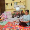 Perajut Boneka di Desa Majasari Merasa Terbebani dengan Naiknya BBM
