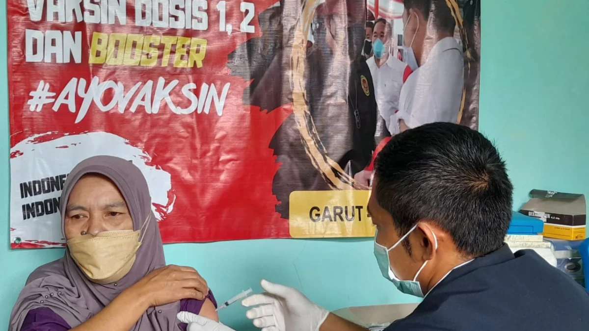 BIN Jabar Buka Vaksinasi Covid-19 hari ke-9 di Garut, Sambil Bagikan Sembako di Desa Sukarasa
