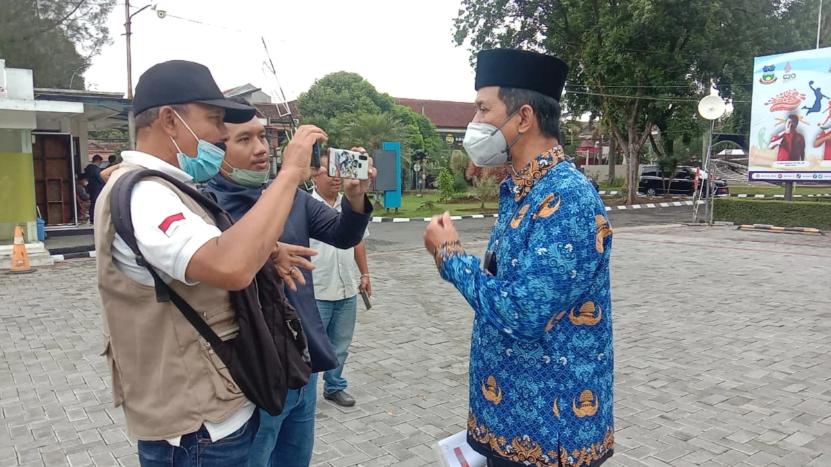 Direktur RSUD dr. Slamet Garut, Husodo Dewo Adi saat diwawancarai oleh wartawan