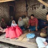 Yudha Puja Turnawan, Anggota DPRD Garut Fraksi PDI Perjuangan berkunjung ke rumah Rohimah dan orang tuanya