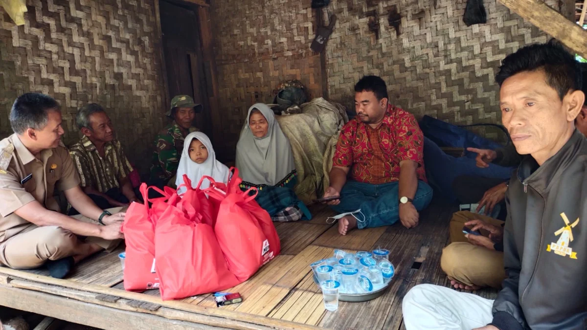 Yudha Puja Turnawan, Anggota DPRD Garut Fraksi PDI Perjuangan berkunjung ke rumah Rohimah dan orang tuanya