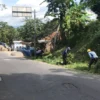 Warga di Desa Keresek Bersihkan Jalan Kabupaten yang Harusnya Jadi Tanggung Jawab PUPR Garut