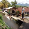 Tanggul Sungai Jebol, Beberapa Rumah Warga Kecamatan Leles Terdampak