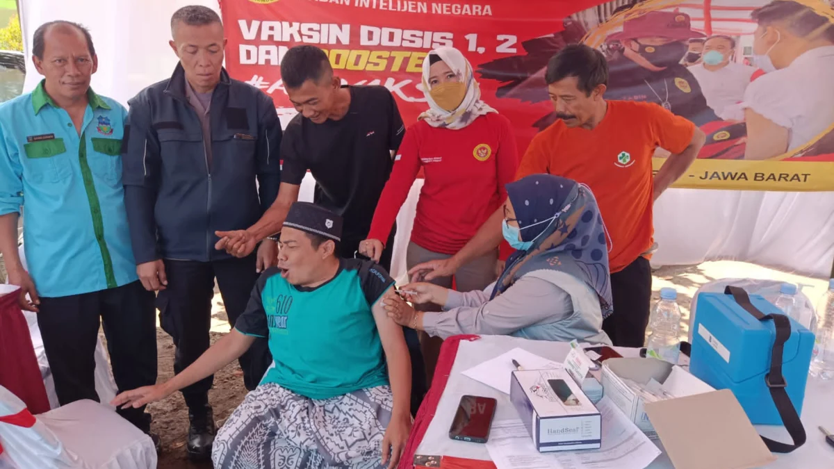 BIN Jabar Buka Vaksinasi Covid-19 hari ke-8 di Garut, Bagikan Sembako ke Warga Desa Sukabakti