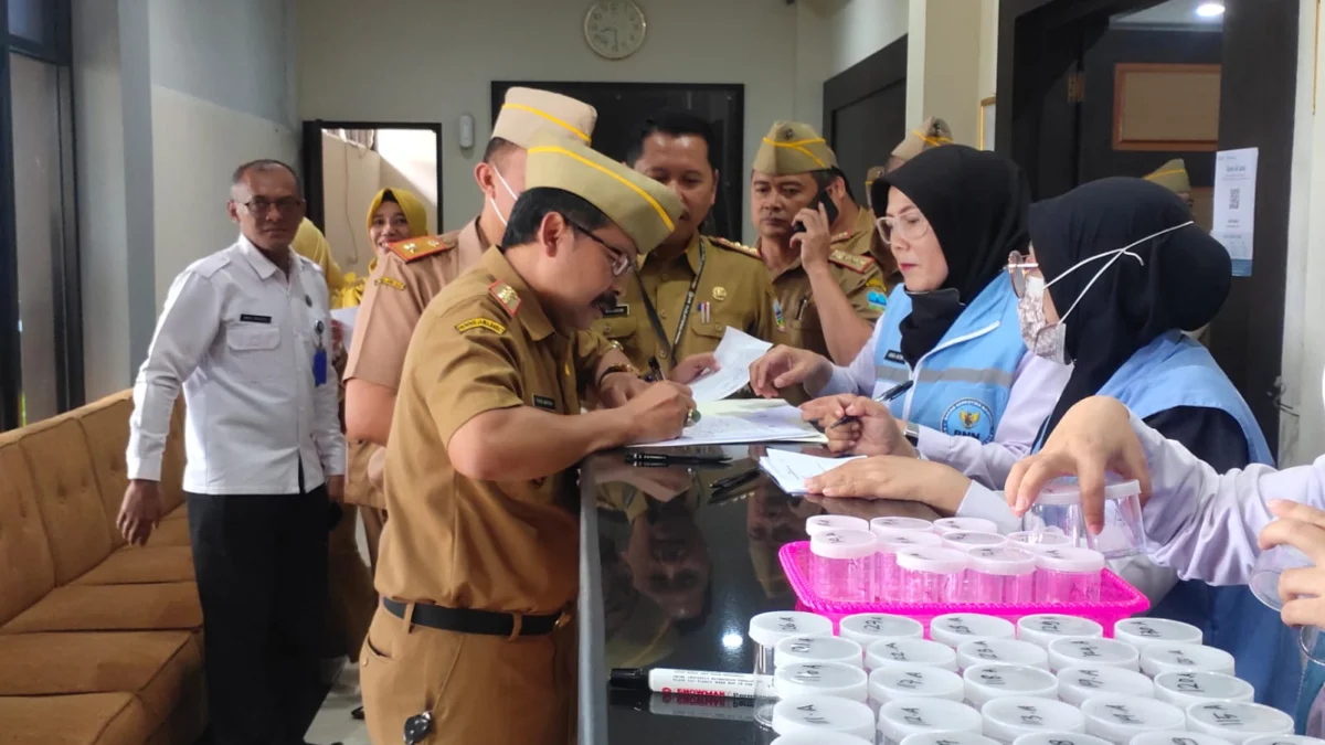 Pegawai di Pemkab Garut Secara Mendadak Dites Urine di Lapang Setda