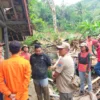 Longsor di Desa Gunamekar, Kecamatan Bungbulang, Kabupaten Garut meyebabkan 6 rumah rusak